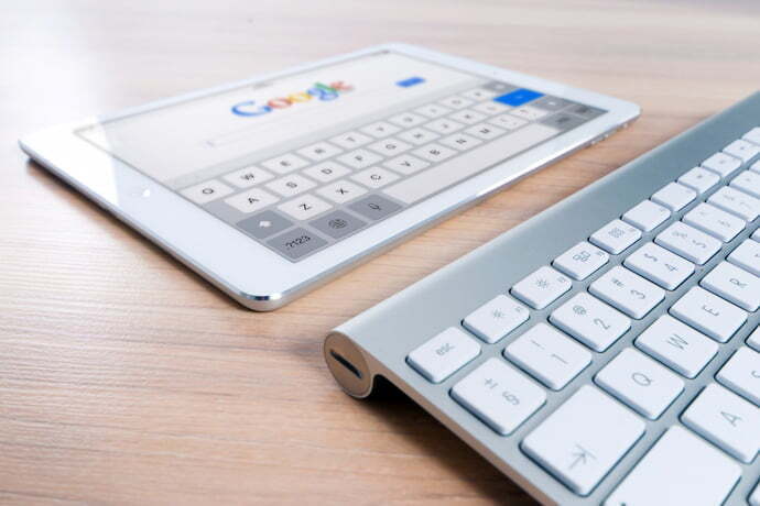 Teclado e ipad aberto no google