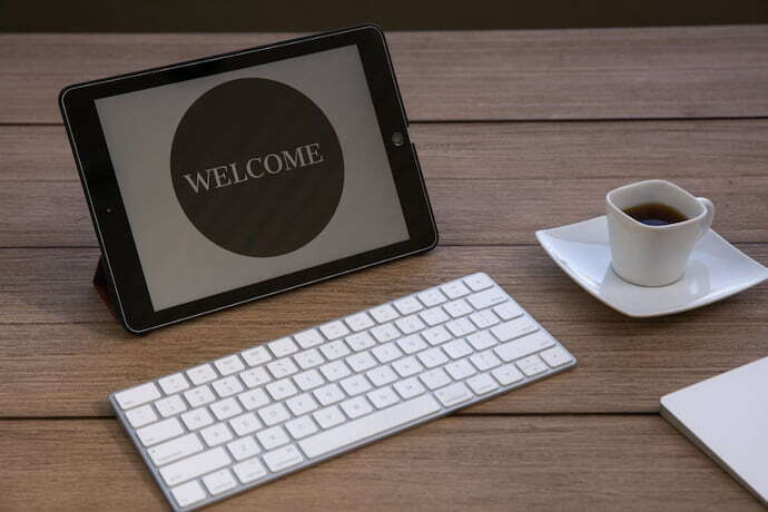 tablet com teclado na mesa de madeira