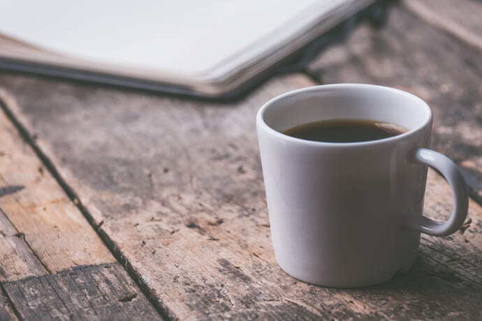 Caneca de cerâmica branca com café