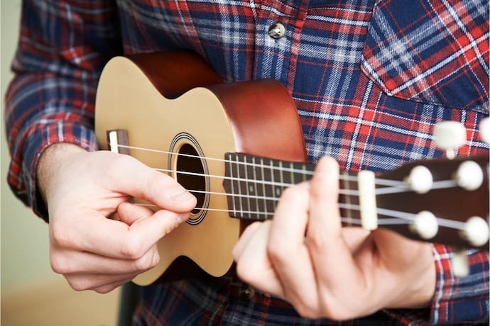 Pessoa tocando Ukulele