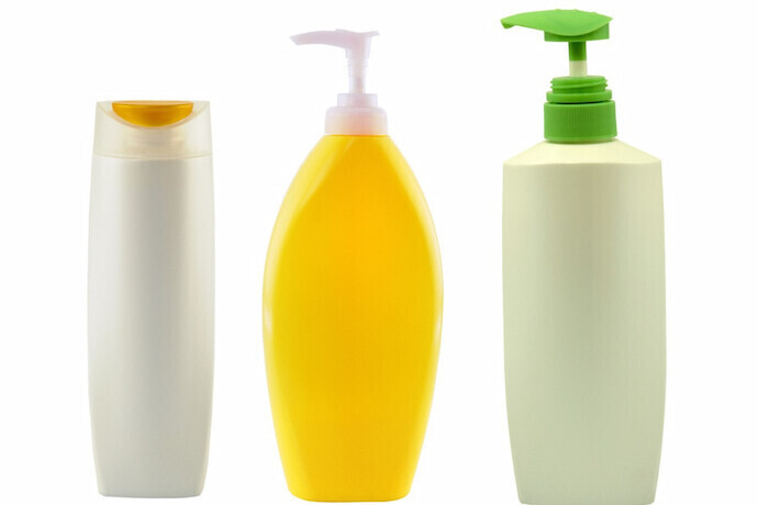 Três recipientes de shampoos