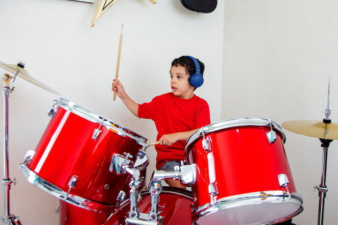 Criança tocando bateria