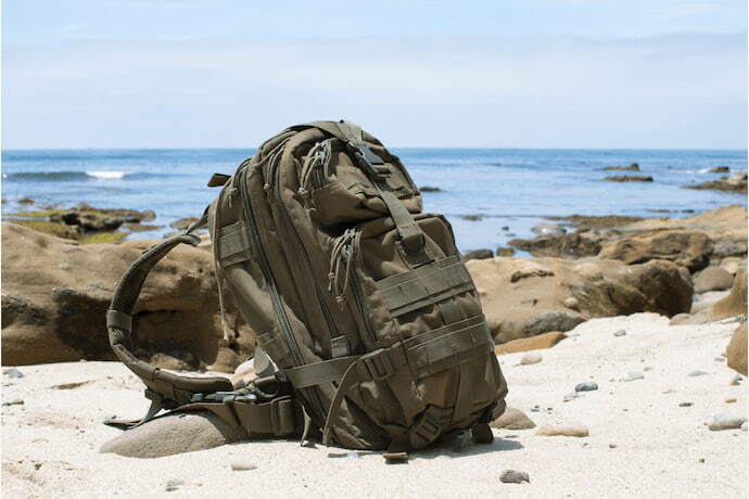 Mochila militar na praia