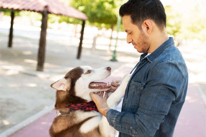 Homem com cachorro