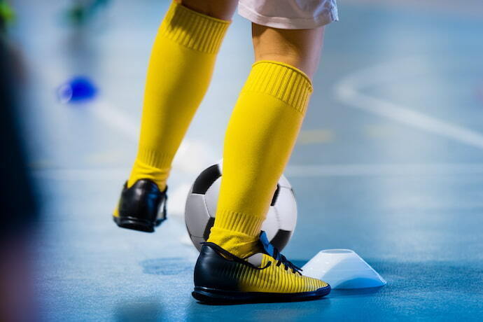 Jogador de futsal com a bola