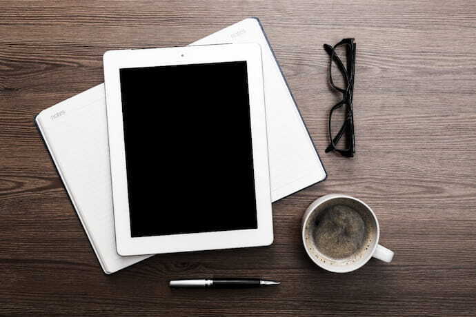 Tablet na mesa de madeira