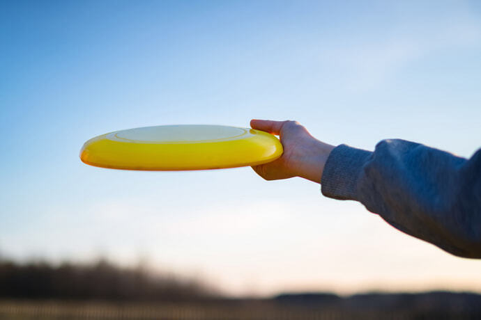 Mão segurando um frisbee