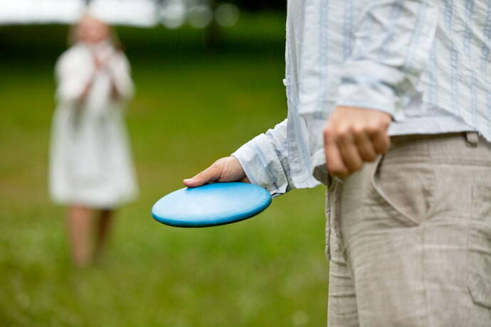 Homem segurando frisbee