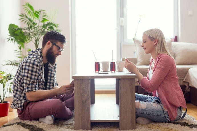 Casal jogando cartas