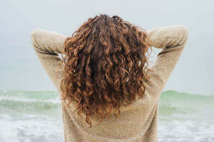 Moça com cabelo cacheado