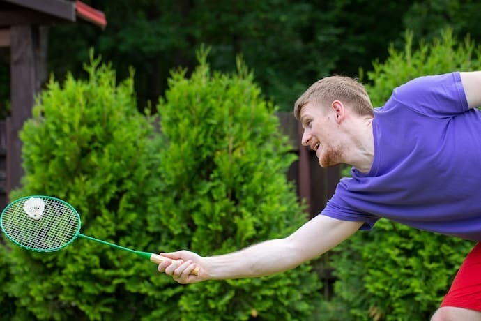 Homem segurando uma raquete de badminton 