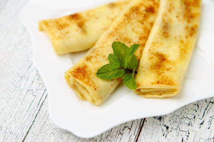 Crepes no prato branco