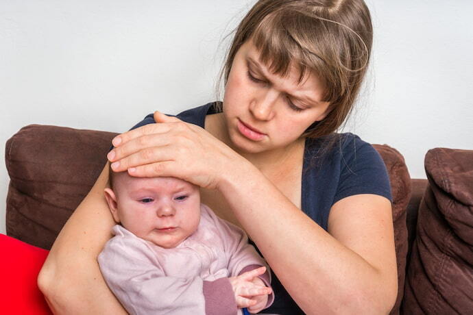 Mãe conferindo se o bebê tem febre