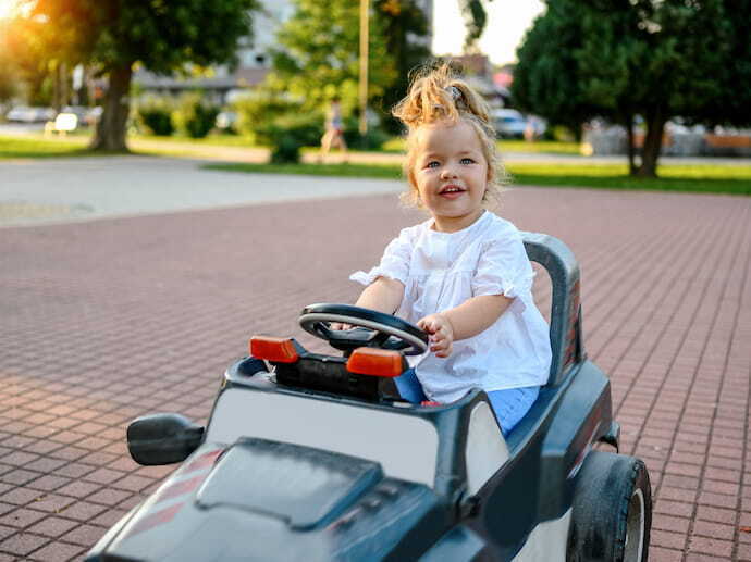 Criança no carrinho elétrico infantil