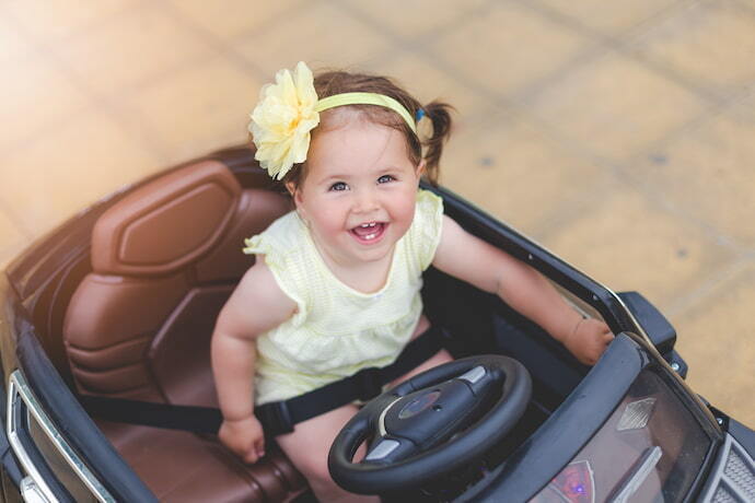 Criança no carrinho elétrico infantil