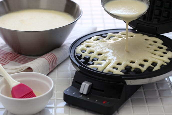 Alguém preparando waffle na máquina