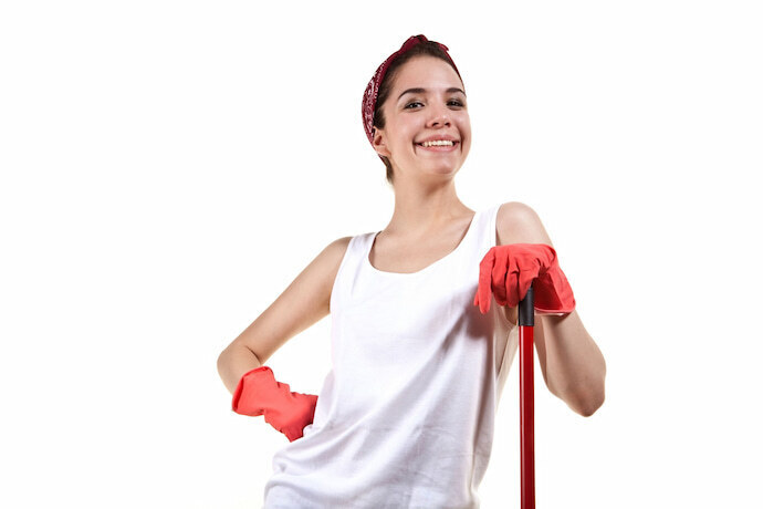 Mulher sorrindo com produtos de limpeza.