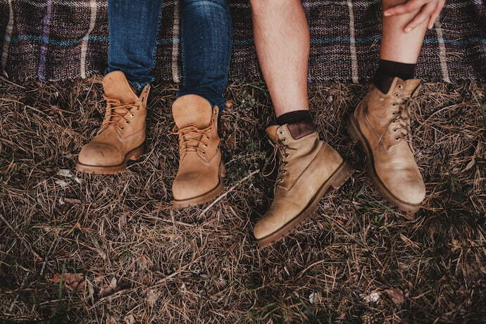 Duas pessoas utilizando botas Timberland 