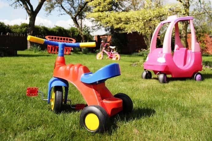 Parque com carrinho com pedal.