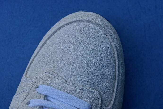 Tenis Suede em fundo azul