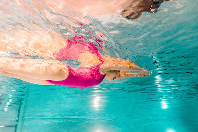 Nadadora na piscina usando maiô