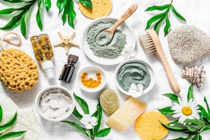 Argila e diversos produtos de skincare