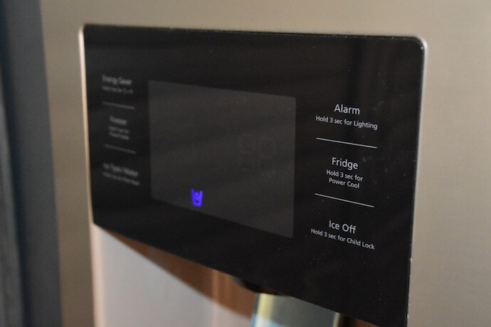 painel digital de uma geladeira