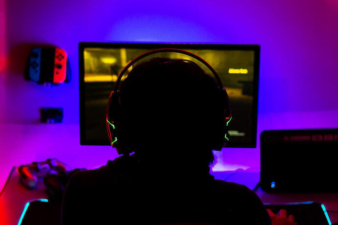 Um homem jogando com fones de ouvidos