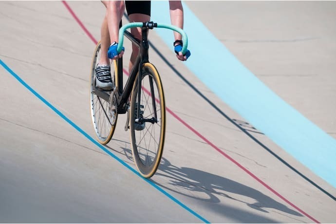 Ciclista andando em bike em pista.