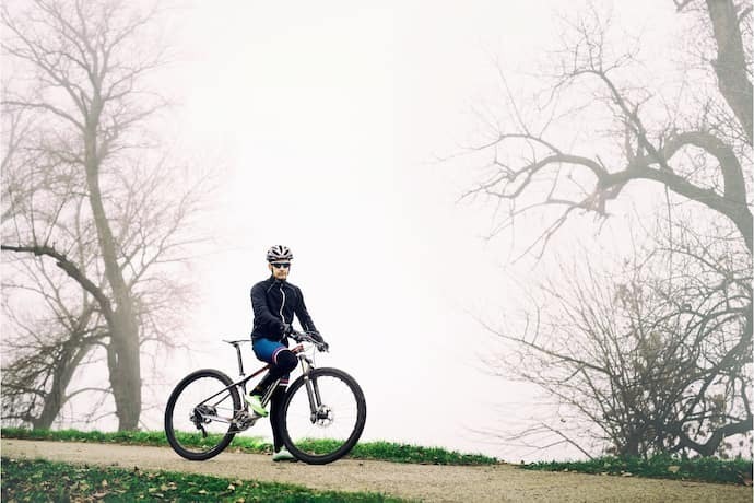 Ciclista andando em bike em parque.