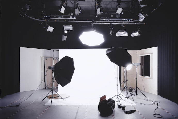 Estúdio de fotografia com espelho de parede de madeira branca