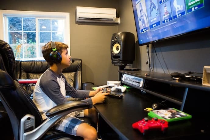 Menino jogando em mesa gamer. 