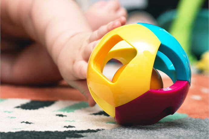 Brinquedo de encaixe para bebê de 6 meses juntos.