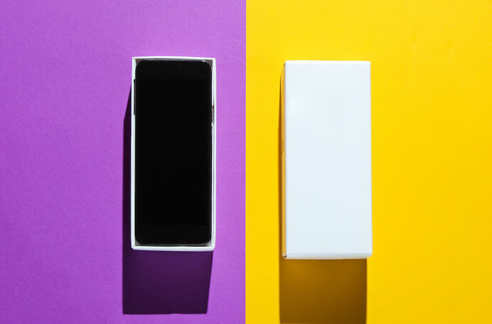 Celular e sua capa em fundos roxo e amarelo