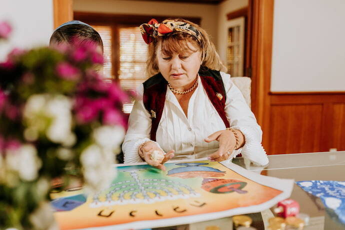 Mulher jogando jogo de tabuleiro