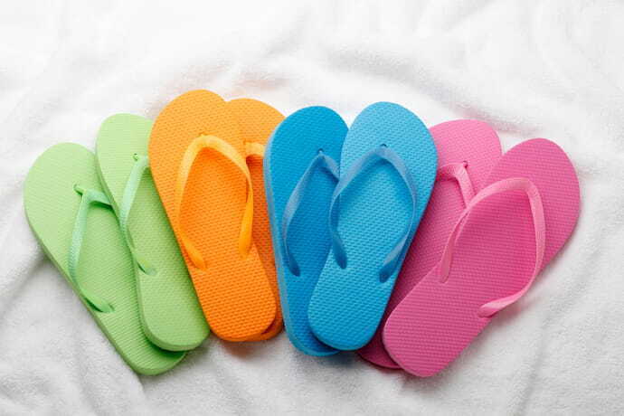 Várias havaianas coloridas.