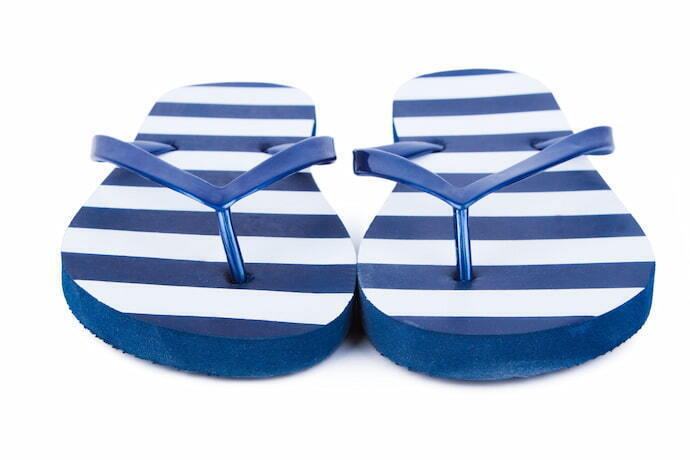 Havaiana listrada azul e branco.