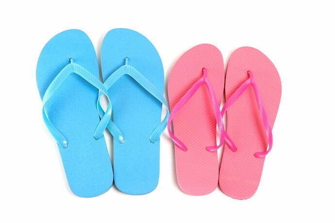 Duas havaianas rosa e azul.