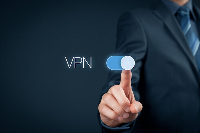 Homem de terno selecionando a opção de ativar a VPN