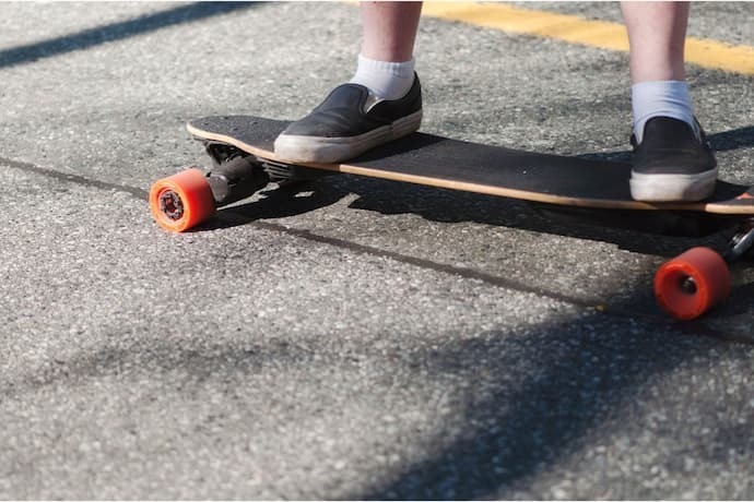 Skate elétrico de controle remoto.