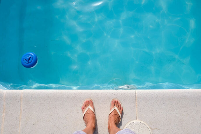 flutuador para piscina e o pé de alguém