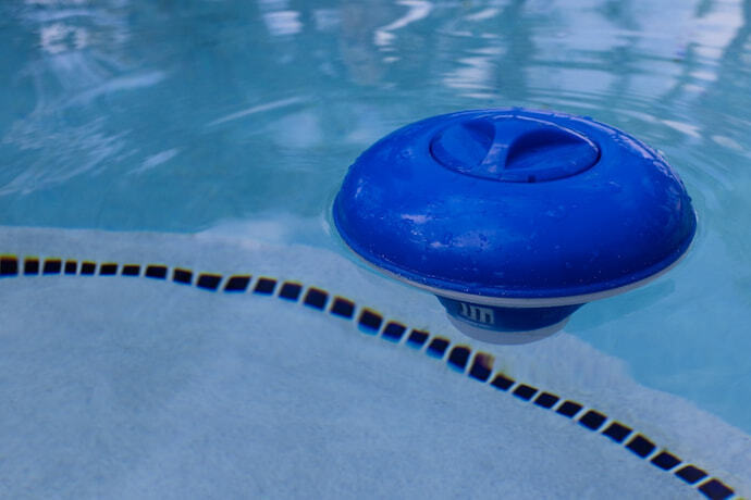 flutuador para piscina visto de perto