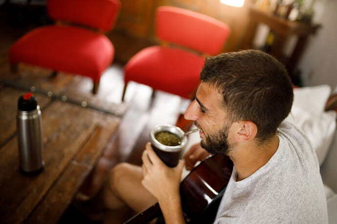 Homem tomando chimarrão em cuia.