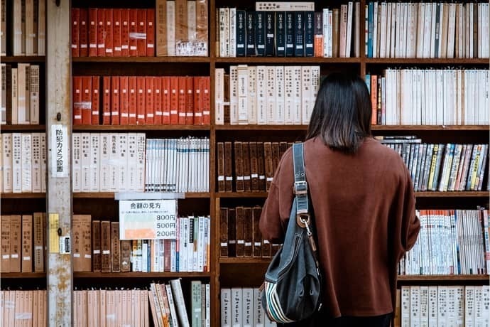 Mulher na biblioteca