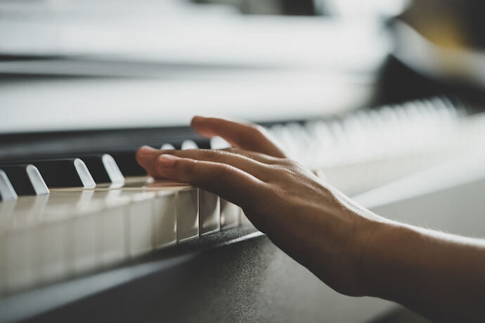 Pessoa tocando teclado