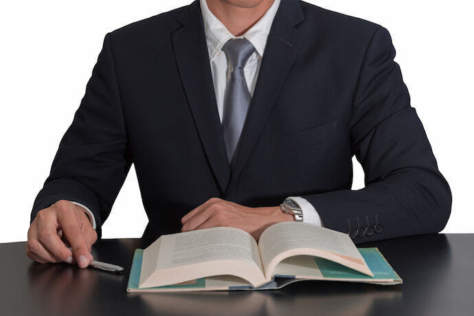 Homem de negócios lendo livro de empreendedorismo