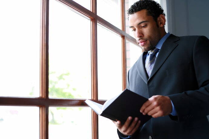 Homem lendo livro de empreendedorismo