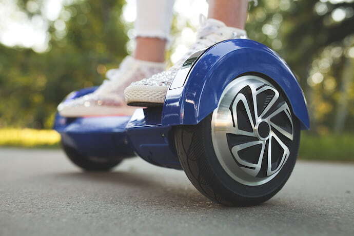 Mulher andando em hoverboard azul.