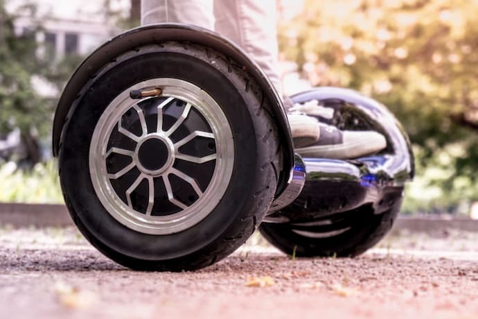 Roda de hoverboard preto de perto.