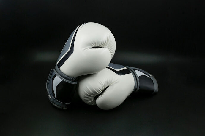 Luvas de boxe branca.